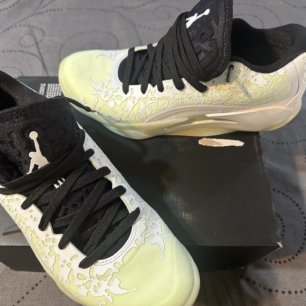 NIKE JORDAN ZION WHITE BARELY VOLT BLACK LOW SHOES SIZE 11 8 MEN NEW BOX NO LID